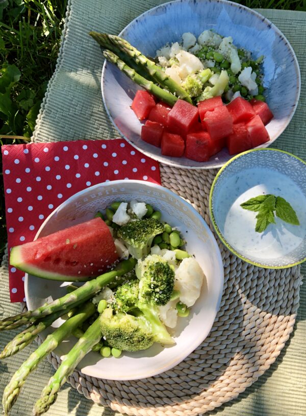 RETSEPT | Suvine näpusalat mündise kastmega 🍉