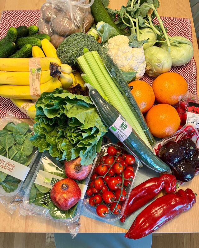 Mida rohkem värve Sinu pere toidulaual, seda parem. Küsi toitu valmistades - kas siin on piisavalt värve? Kas ja mida saaksin veel lisada? 🍅🍆🥑🥒🥕

Supis ei pea olema ainult porgand ja kartul, sinna saab pista sügavkülmast ka herneid, brokolit ja lillkapsast. 🫛🥦

Igale soolasele toidule saab lisada ürte - tilli, peterselli, basiilikut, piparmünti. 🌱

Köögivilju saab riivida kotlettide sisse ja tegelikult iiigas toidukorras saab olla köögivilju, ka magusates roogades (porgand muffinites - täiesti tip top). 🍎

Soovitan piiluda @triinutoidumaailm kokaraamatut, koolitusi ja sotsiaalmeediakontosid. Tema on selles teemas täielik pro! 😉

Põnevat katsetamist! 

Kadi
